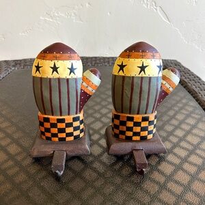 Williraye Studios Folk Art Cast Iron Stocking Holders WW2373 Set of 2